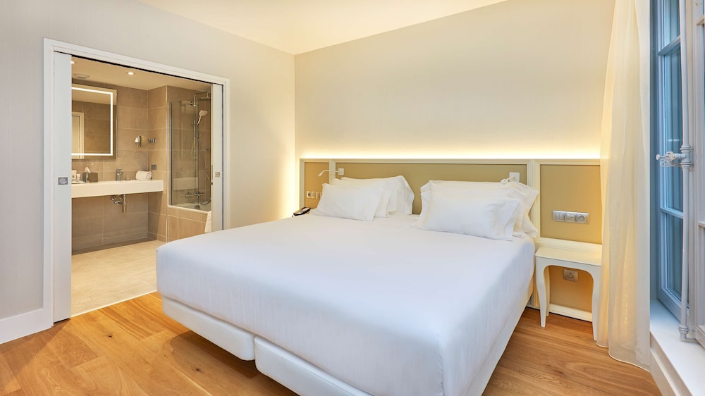 SUITE, WITH EXTRA BED
