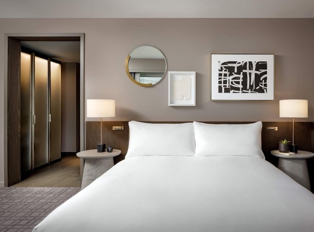 1 Bedroom, Fairmont Gold, Executive, Suite, King Bed, Balcony