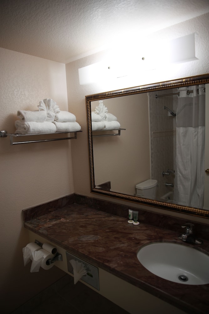 Cozy Inn Costa Mesa 18/21