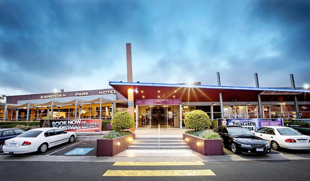 Sandown Park Hotel 37/42