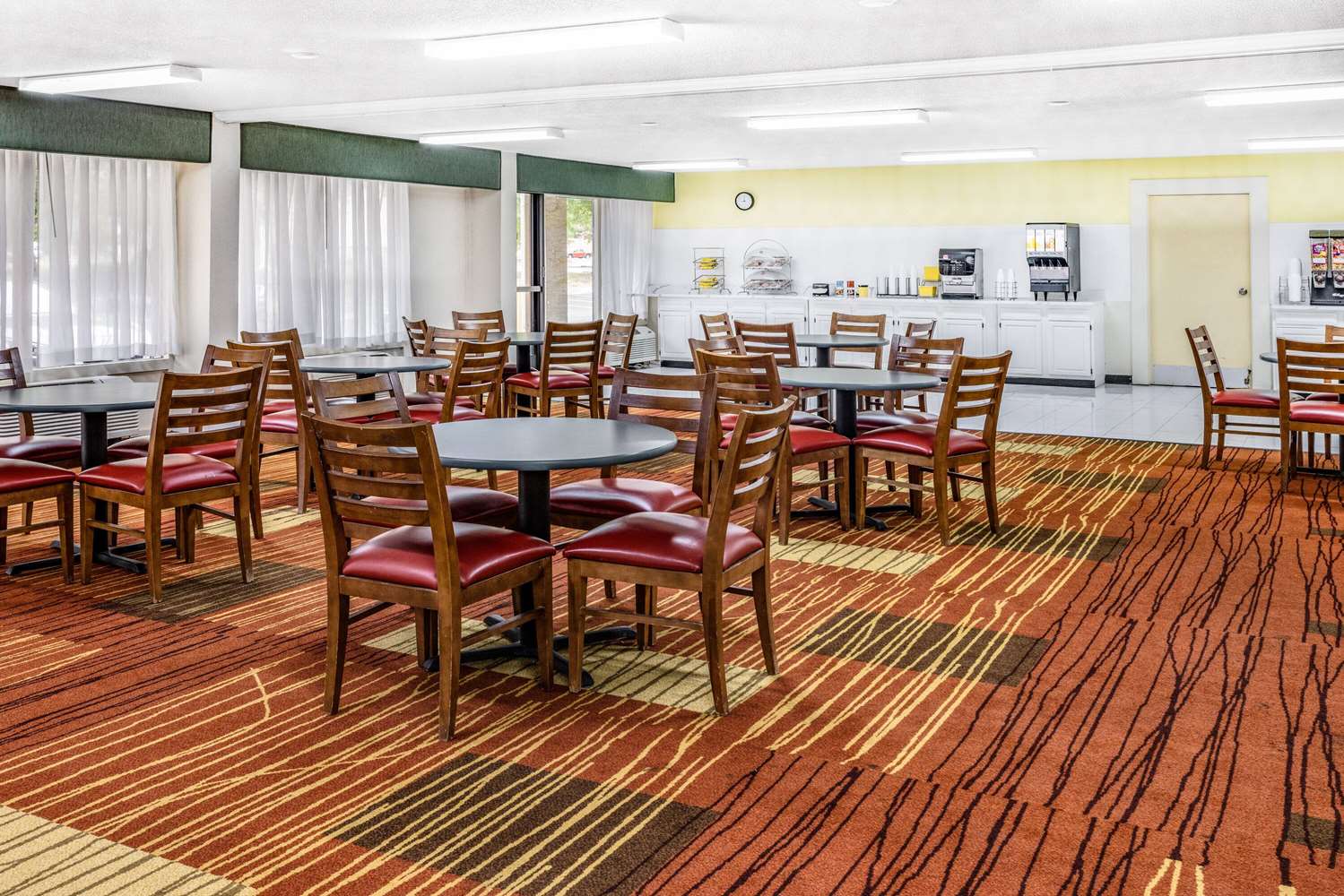 Days Inn & Suites by Wyndham Williamsburg Colonial 28/35