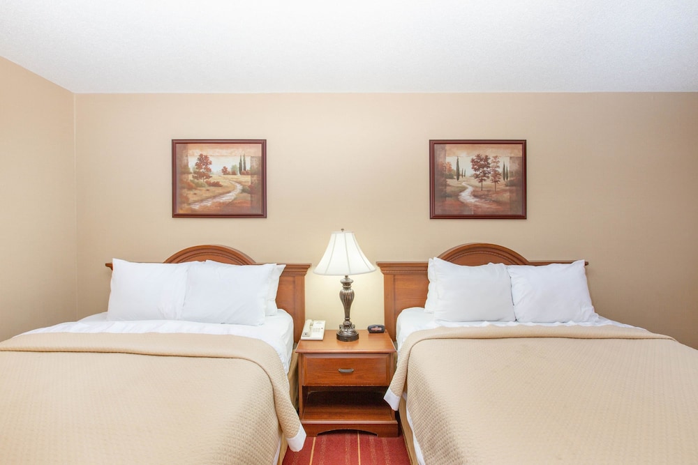 Days Inn by Wyndham Salina I-70 8/27