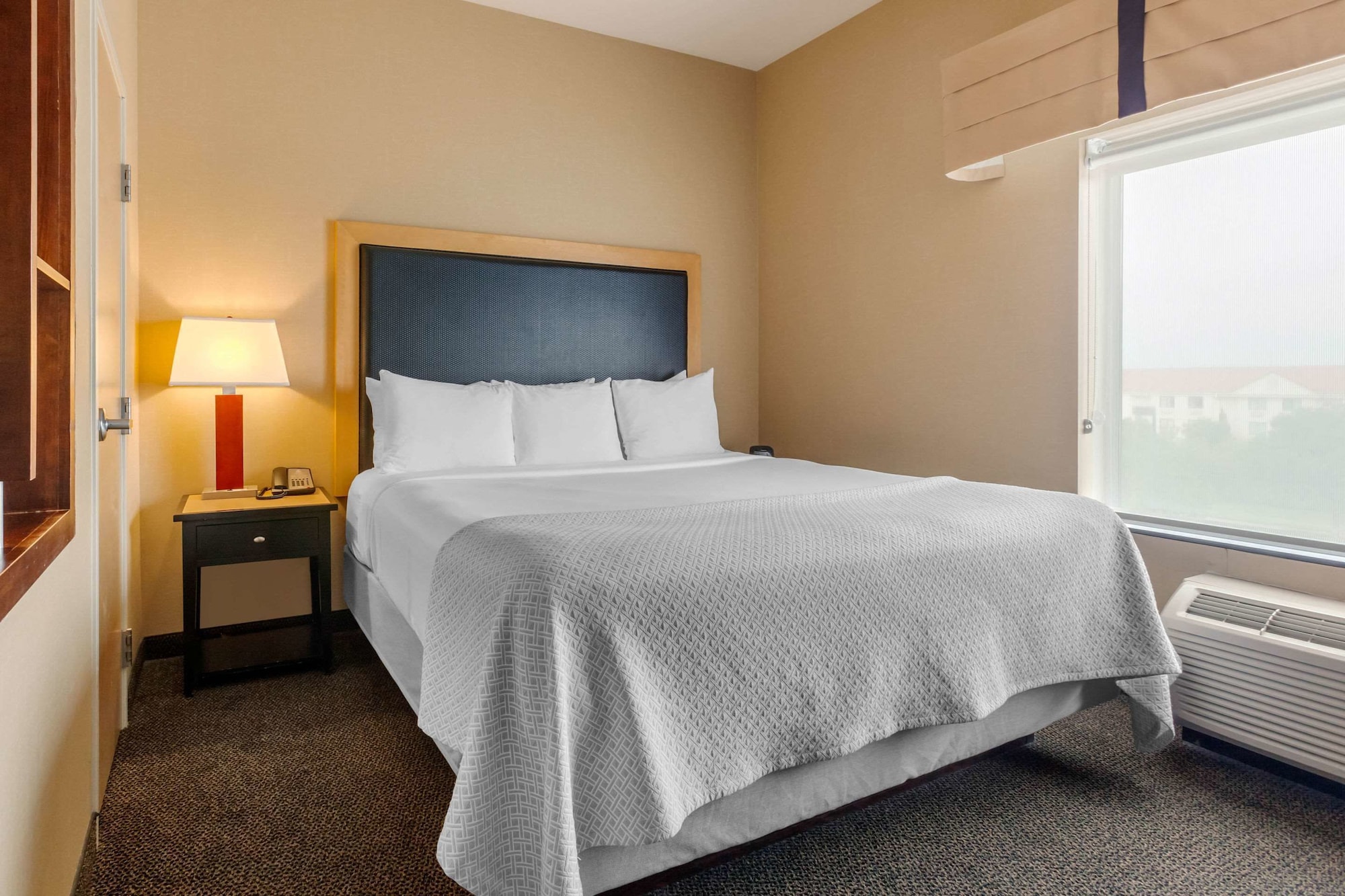جناح بسرير كينج مع أريكة، Cambria Hotel Denver International Airport 3/7