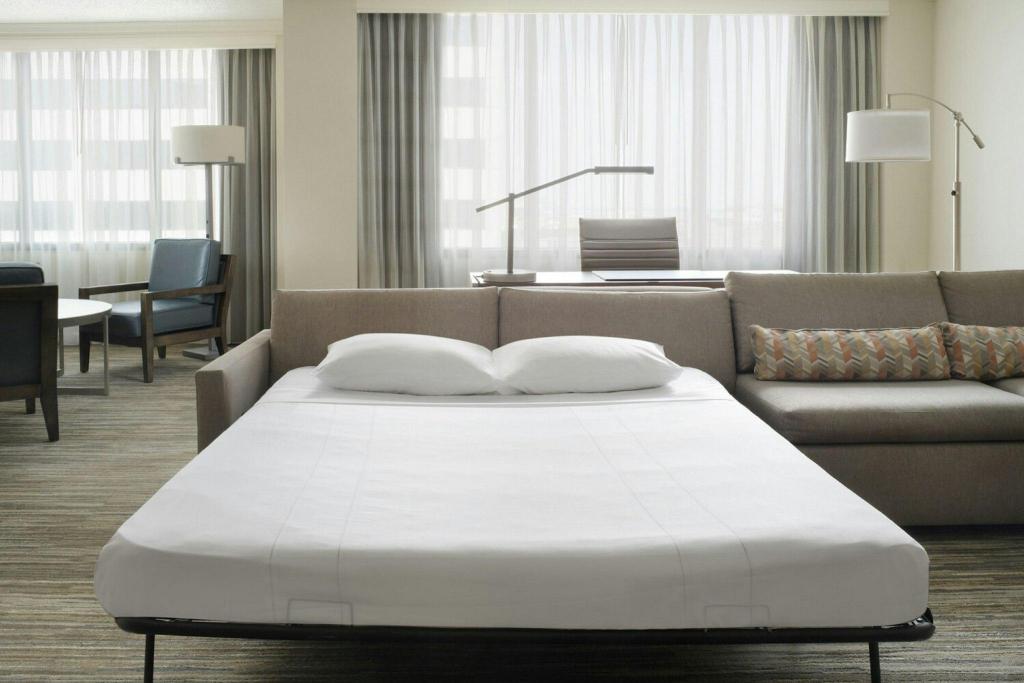 جناح رئاسي بسرير كينج بغرفة نوم واحدة مع أريكة، Houston Marriott Medical Center/Museum District 3/6