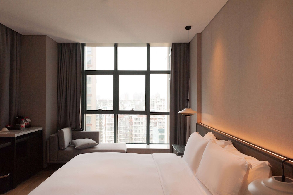 SUITE, KING BED, SMOKING