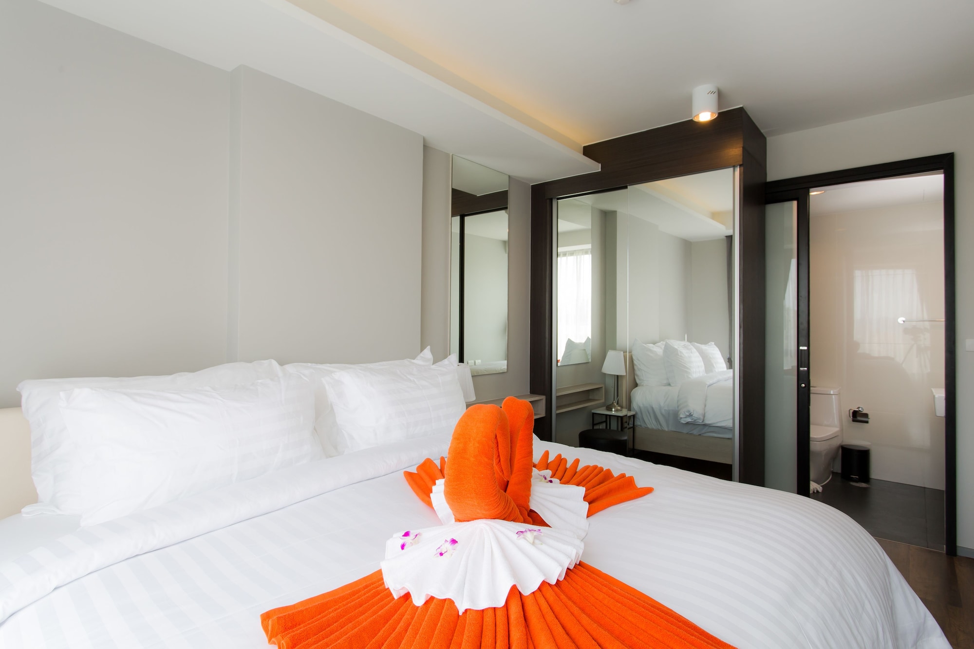 2 BEDROOMS, SUITE