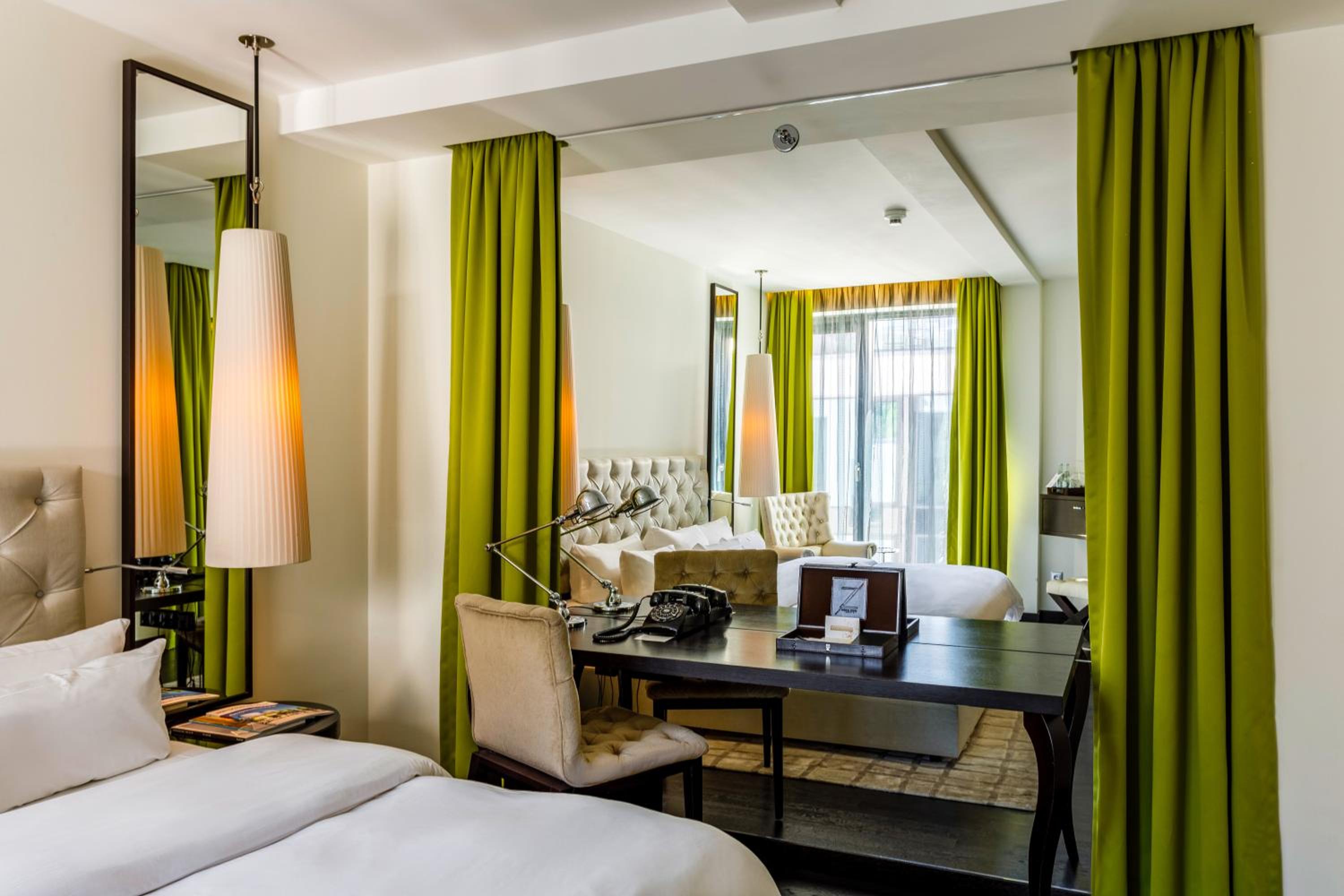 DELUXE, DOUBLE BED