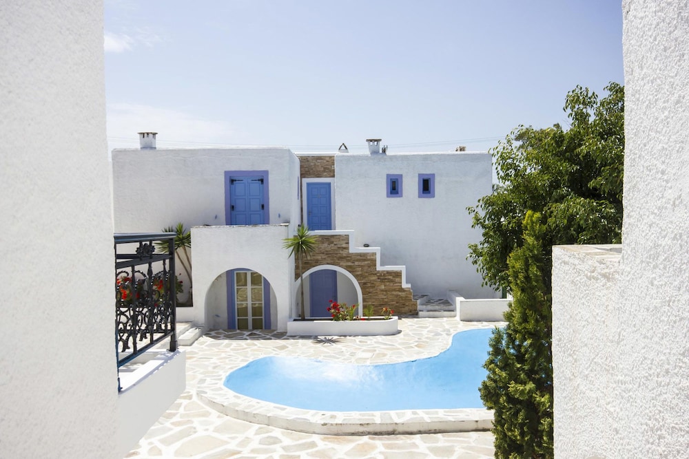 Naxos Holidays 62/64