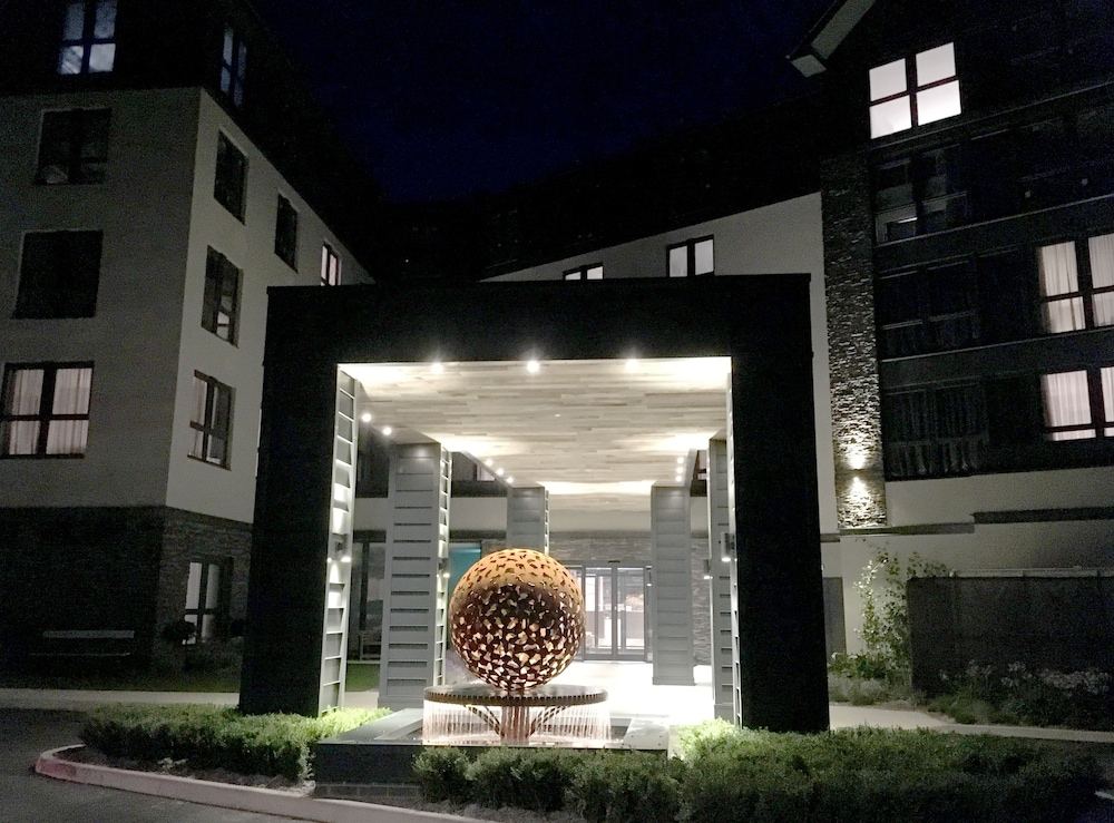 Boulevard Hotel 2/50