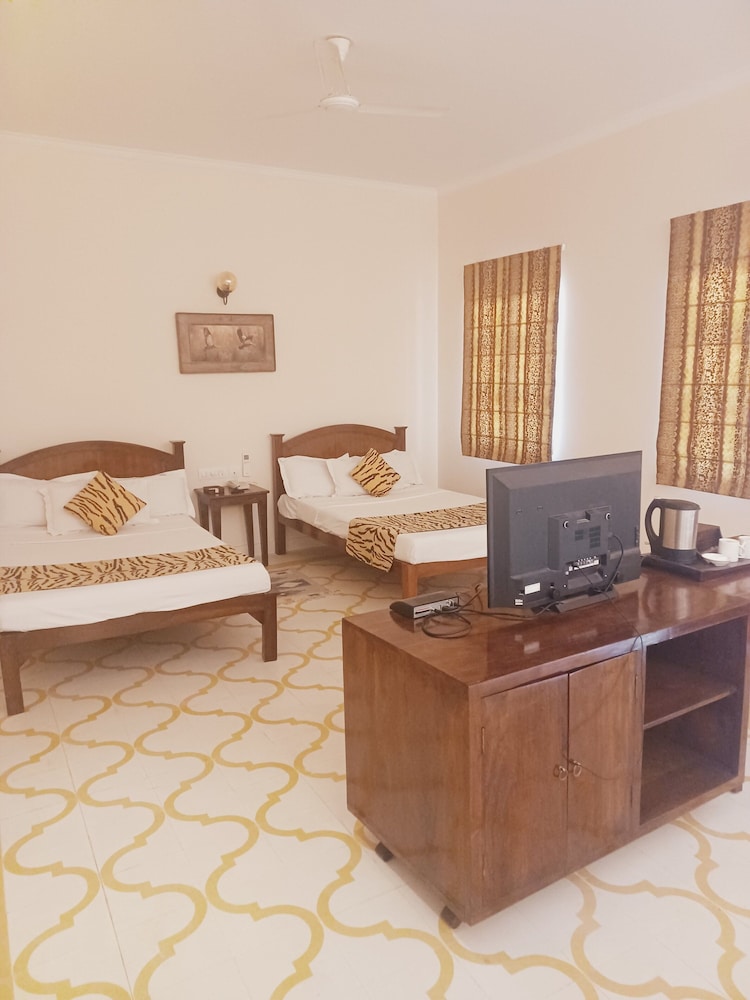 Hotel Dev Vilas 7/72