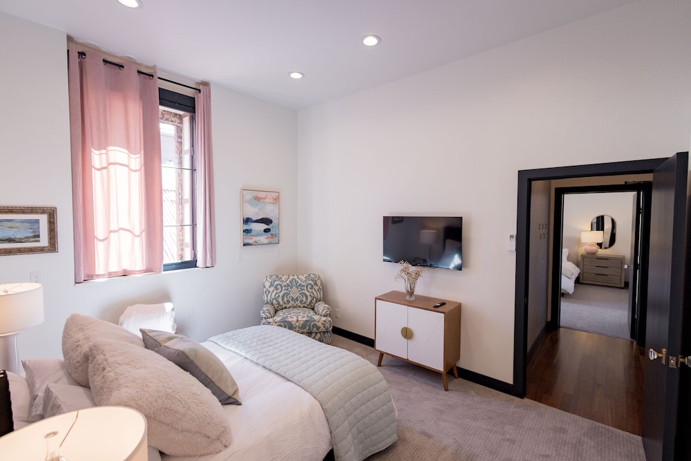 Connecting, Family, King Bed