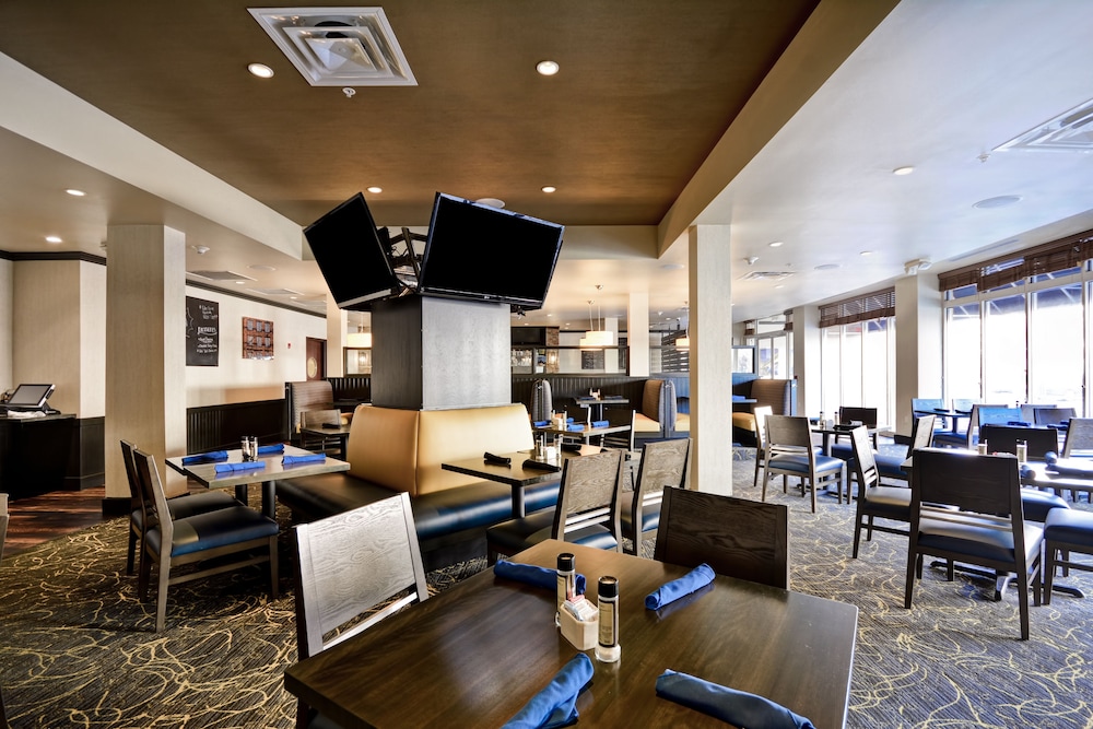Holiday Inn Detroit Metro Airport 42/58