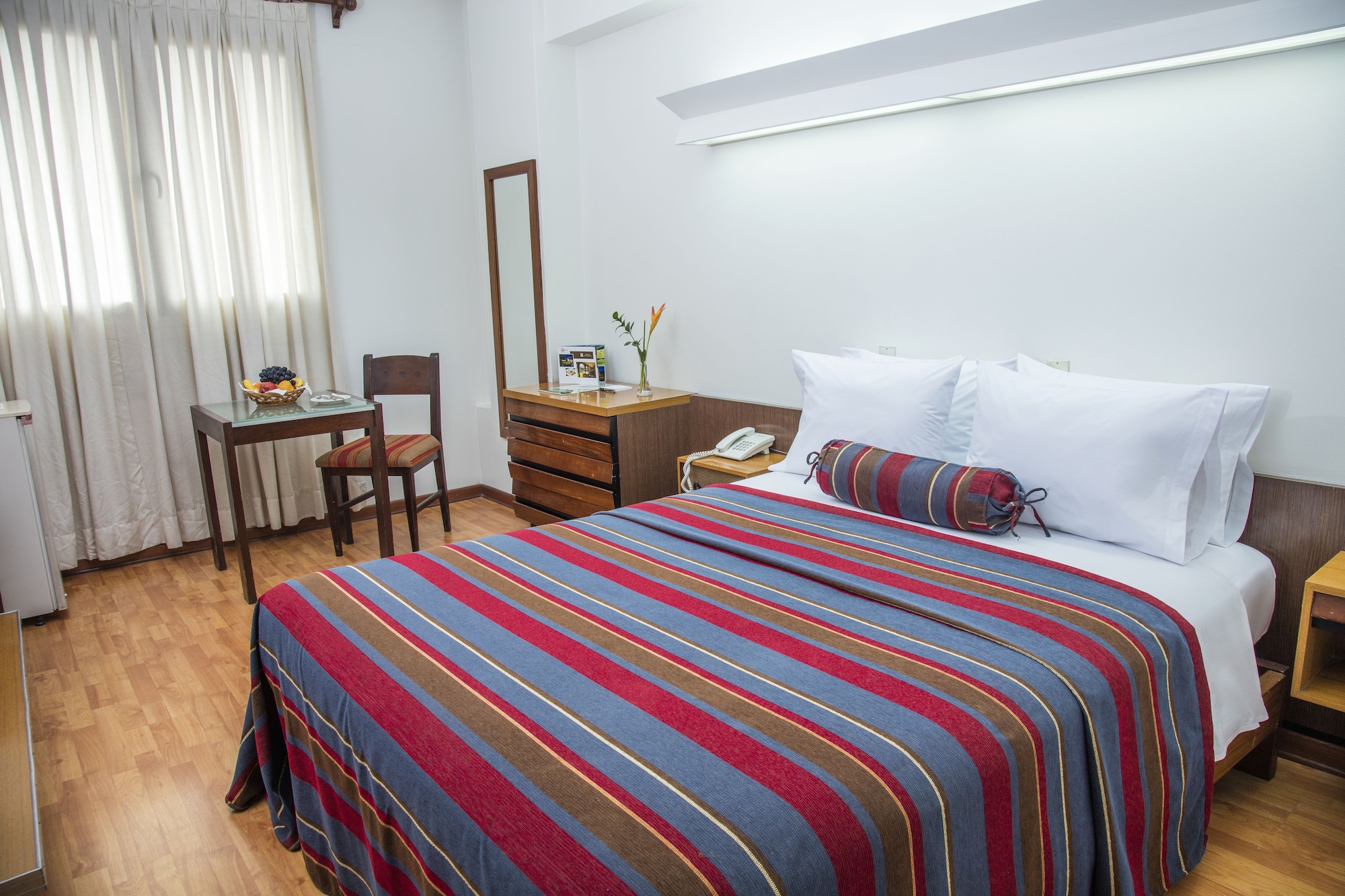 ROOM, DOUBLE OR TWIN BED