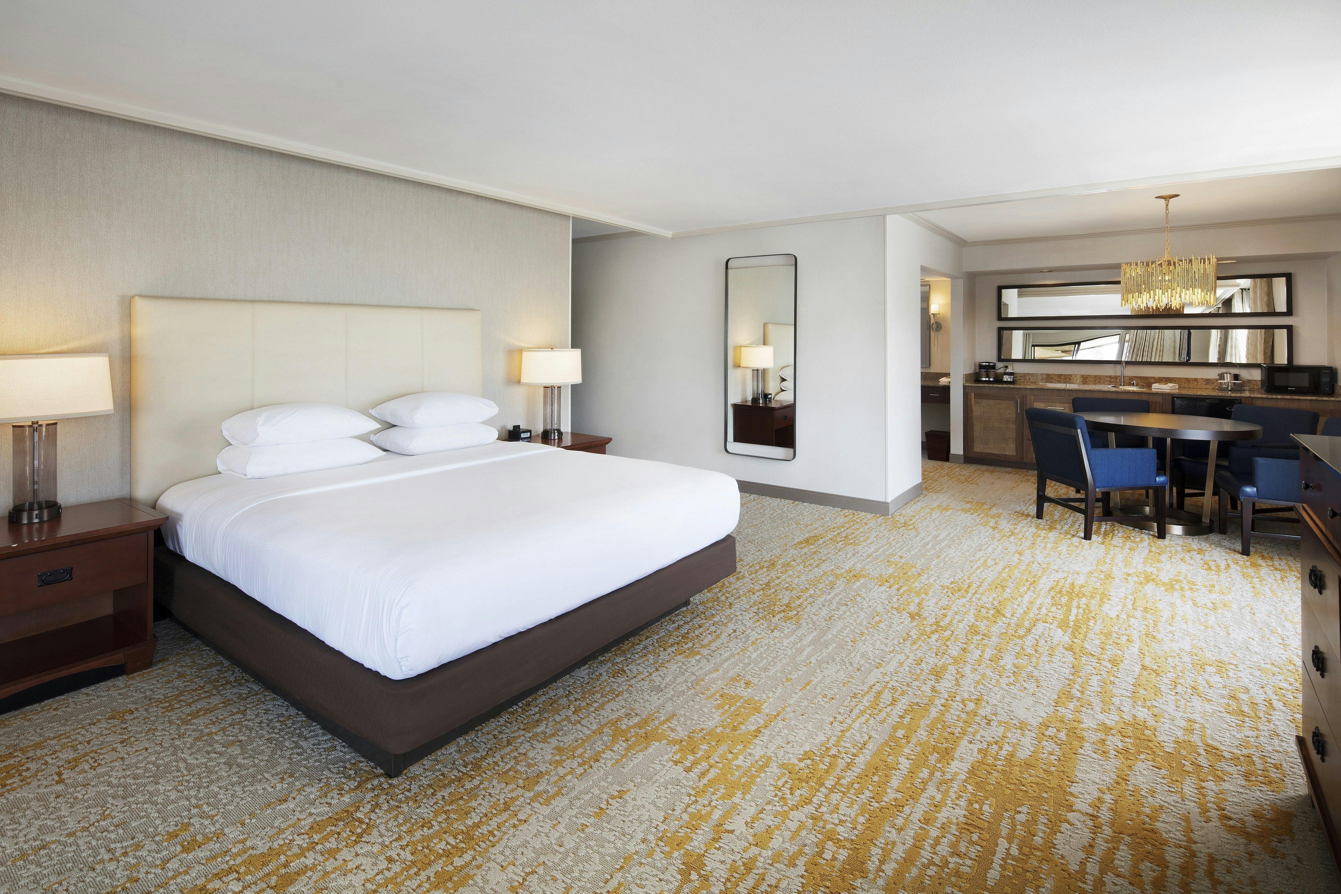 STUDIO, SUITE, KING BED, CORNER