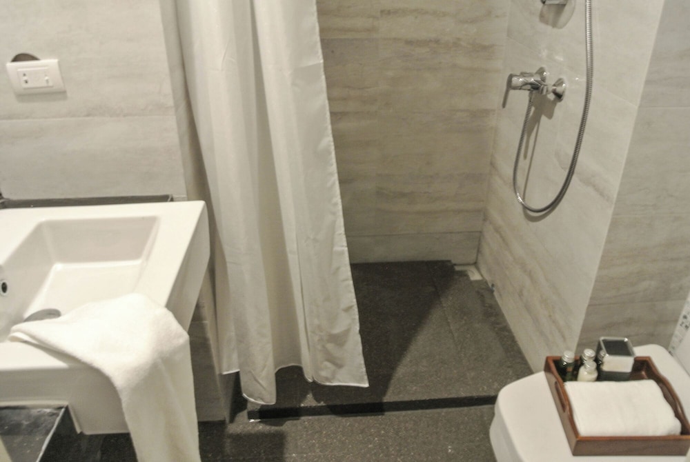 LITTLE NYONYA HOTEL 50/50