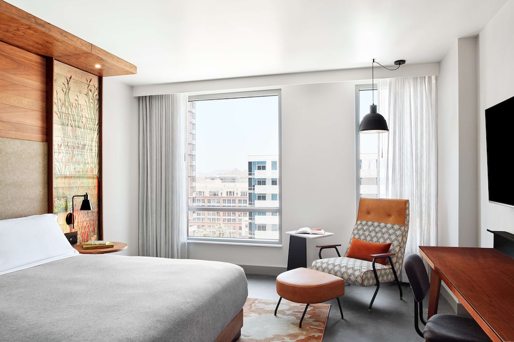 ROOM, KING BED, CORNER, ACCESSIBLE