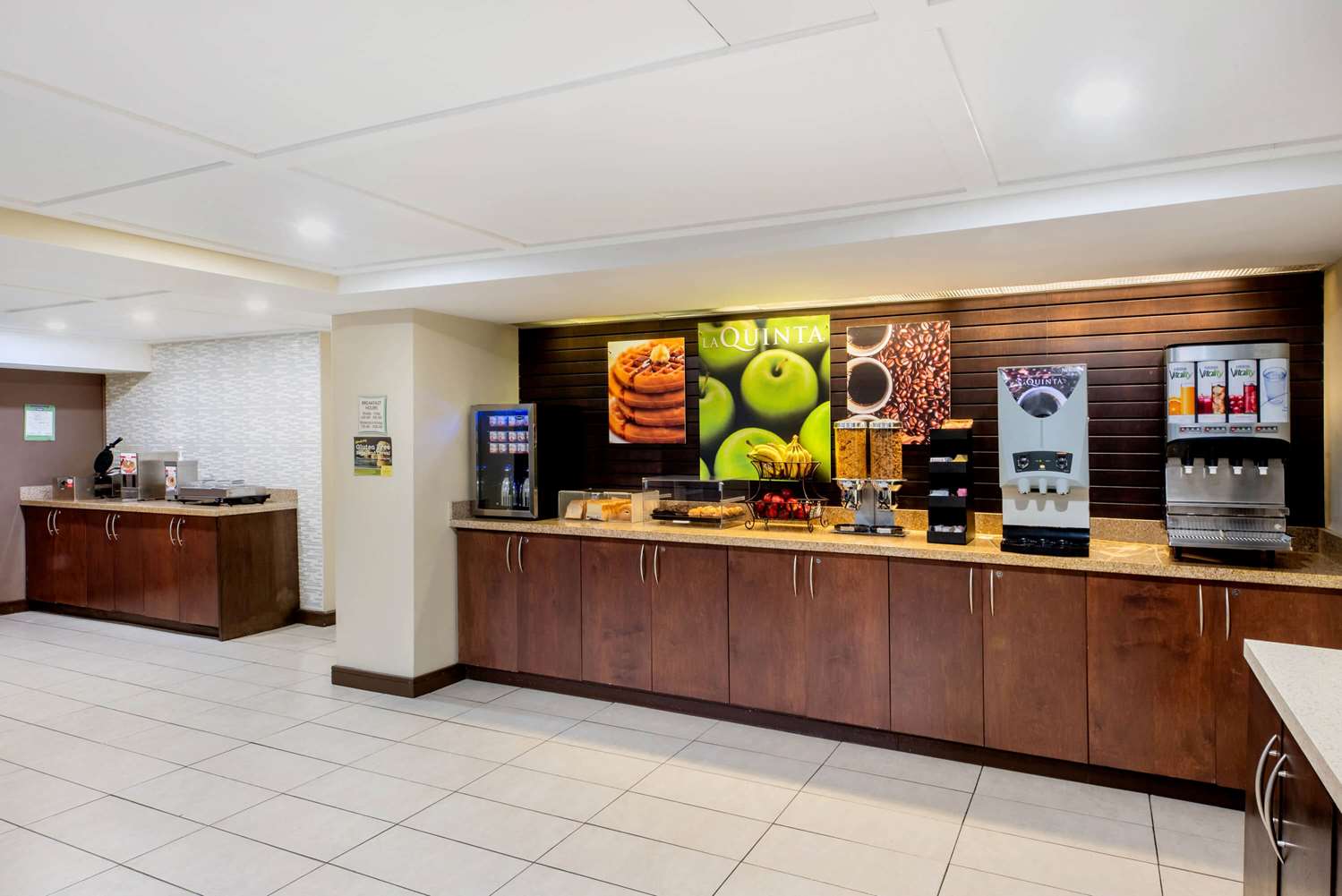 La Quinta Inn & Suites by Wyndham Oshawa 14/48