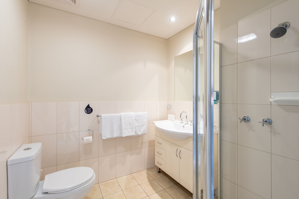 MAWSON LAKES HOTEL 63/64
