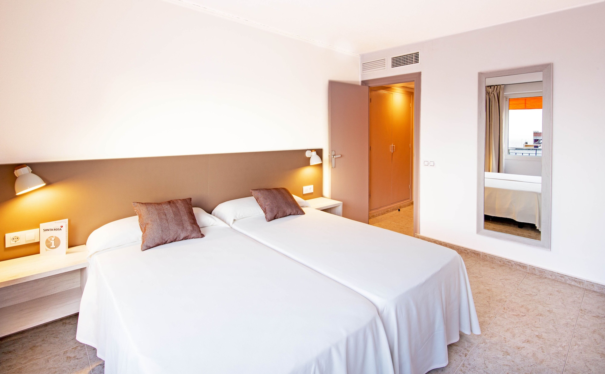 ROOM, DOUBLE BED