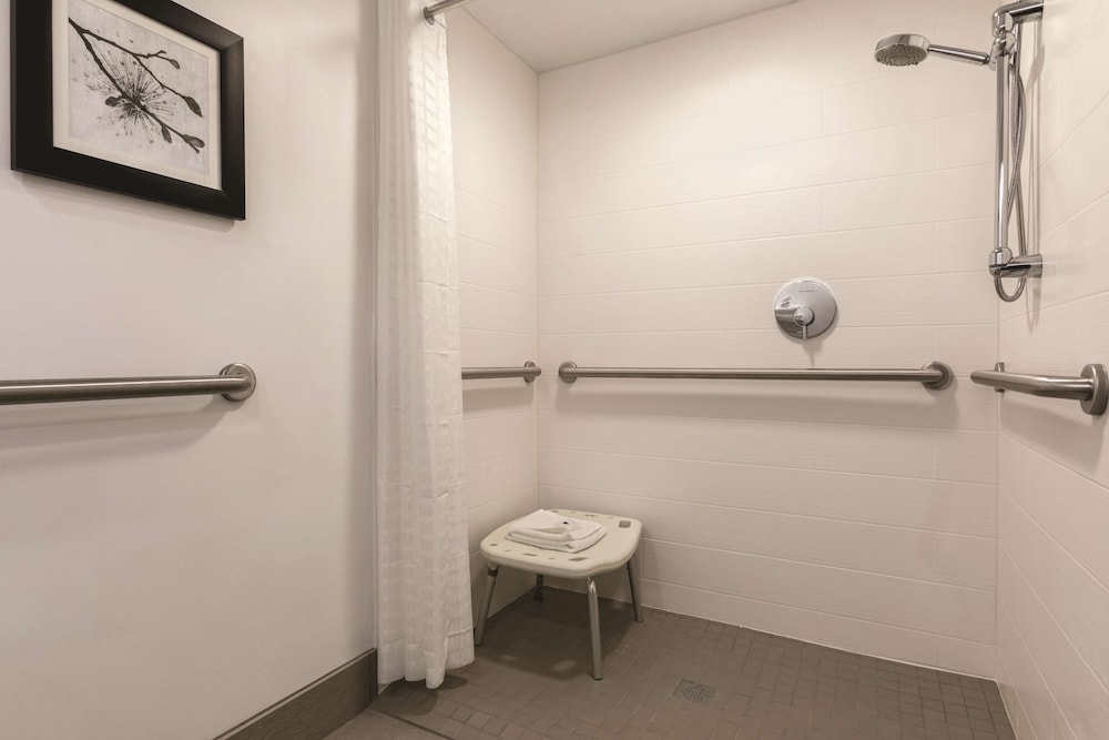 Country Inn & Suites by Radisson, Erie, PA 13/42
