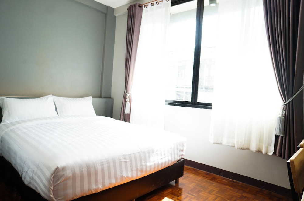 Lux Rooms Night Bazaar 8/33