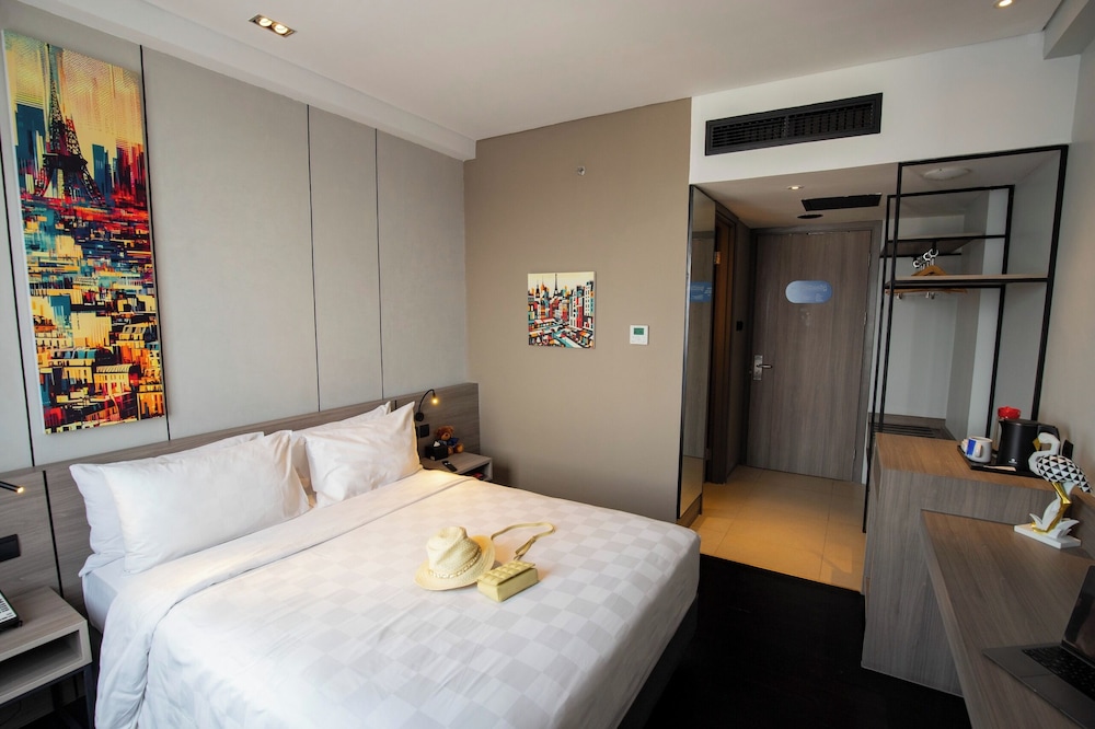Executive, Queen Bed