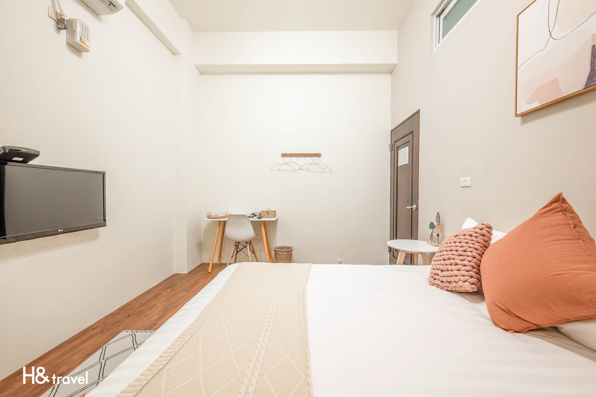 ROOM, DOUBLE BED, NO WINDOW
