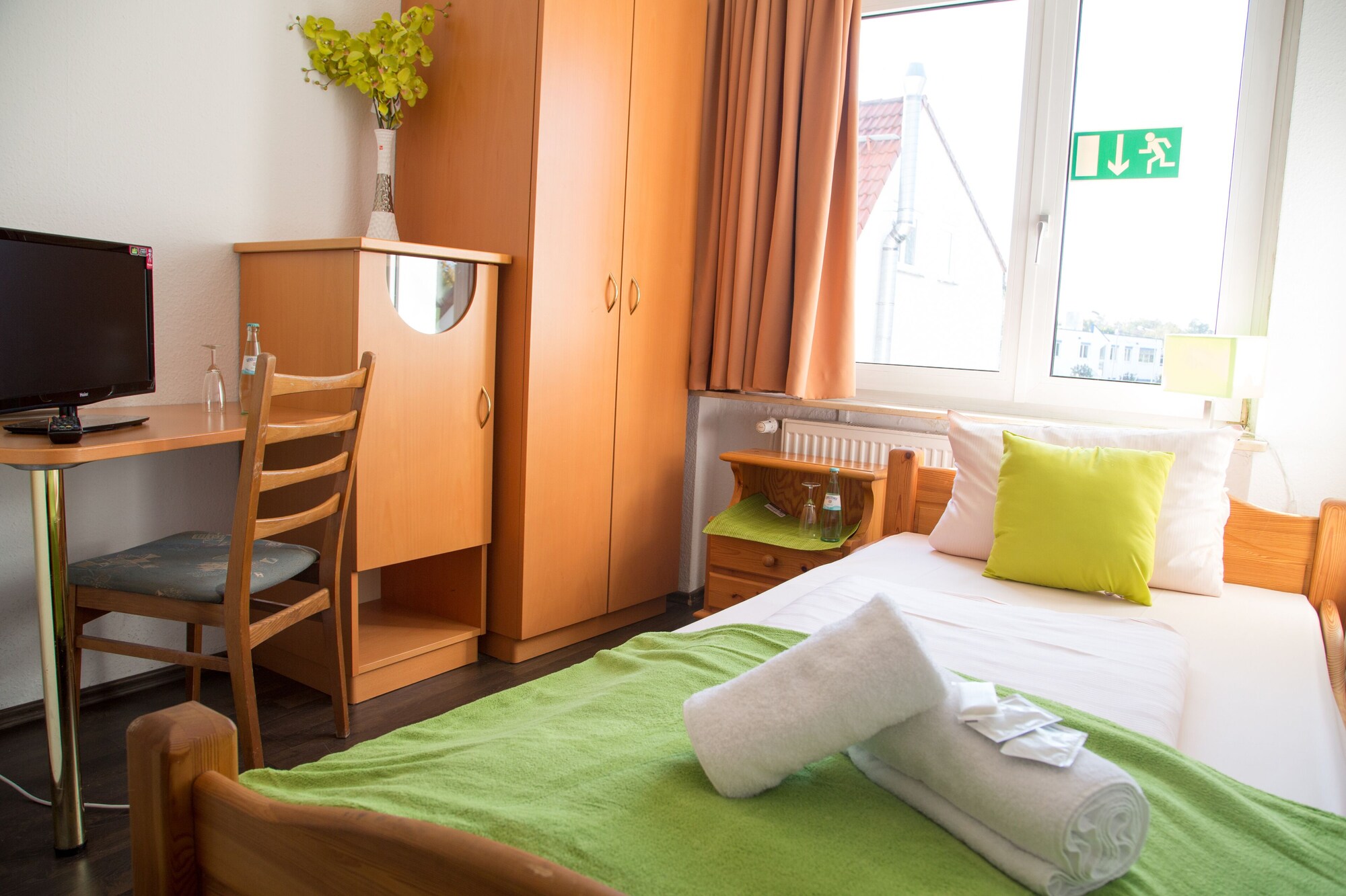 ROOM, SINGLE