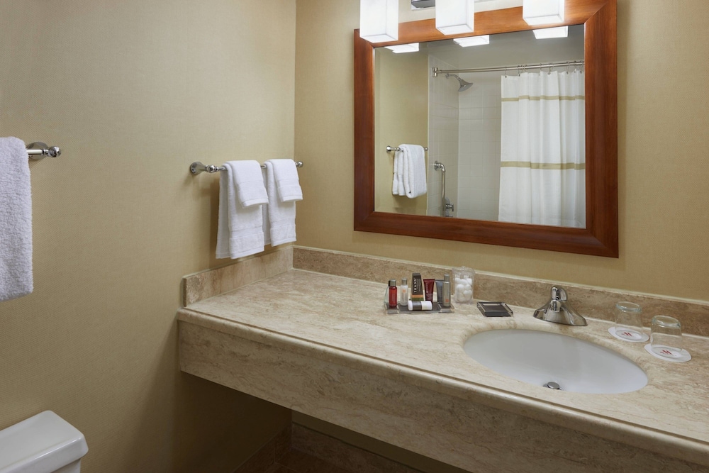 غرفة بسريرين كوين، Toronto Airport Marriott 5/17