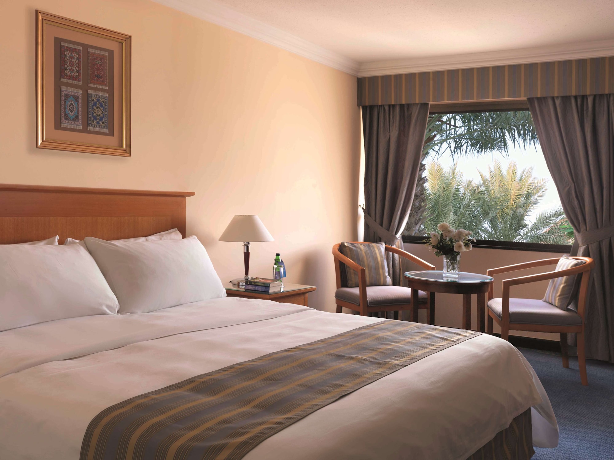 غرفة تنفيذية مع دخول الصالة، فندق راديسون بلو، ينبع(Radisson Blu Hotel Yanbu) 2/3