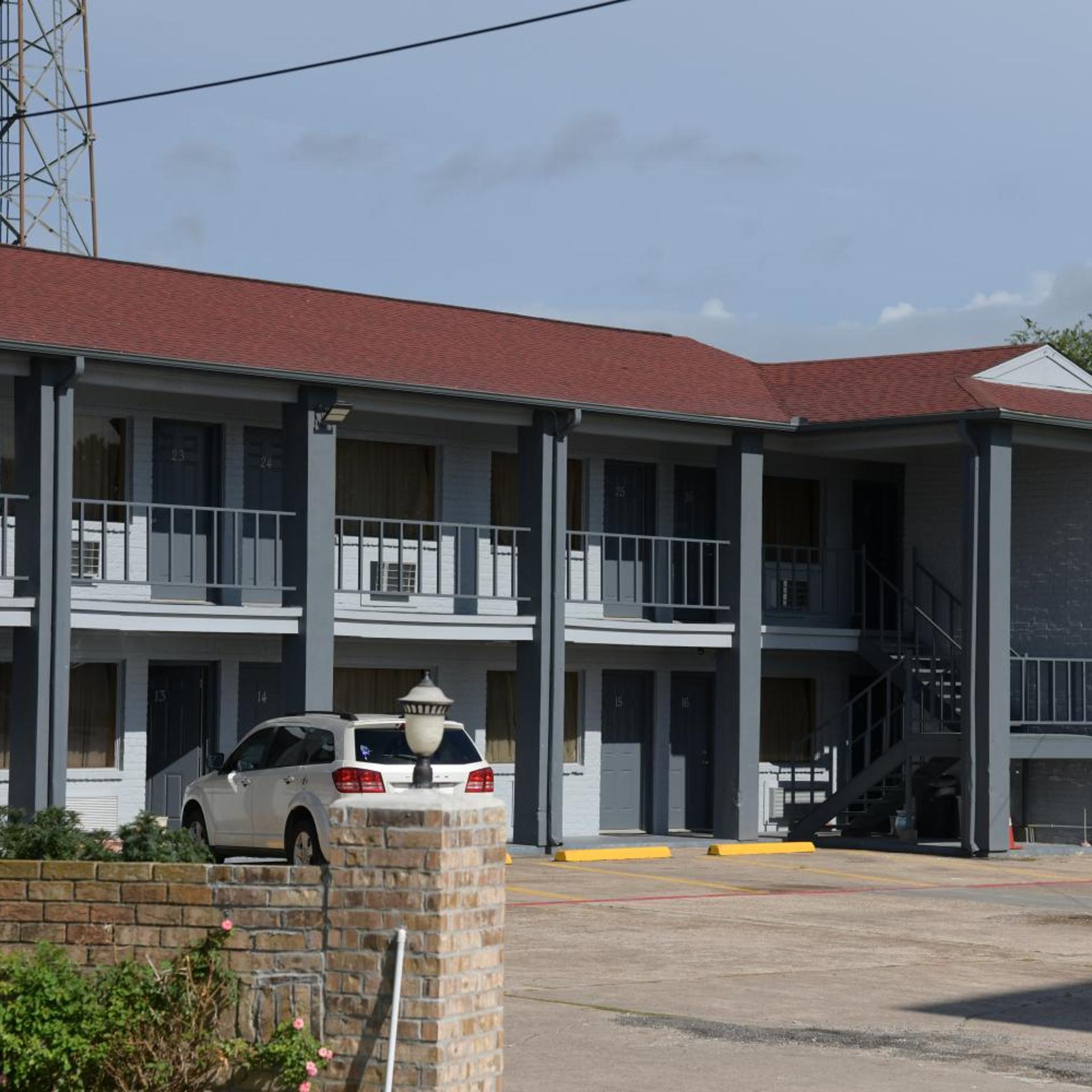 Royal Inn 1/8