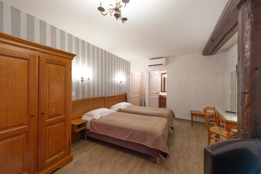 Hotel De La Cloche 12/42