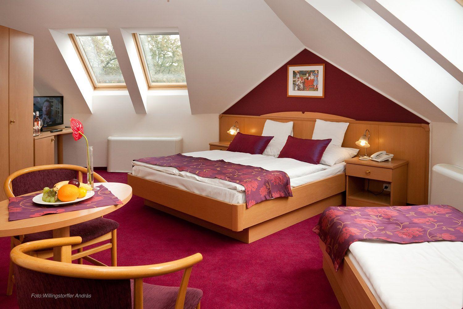 Standard, Triple, 1 Queen and 1 Single Bed