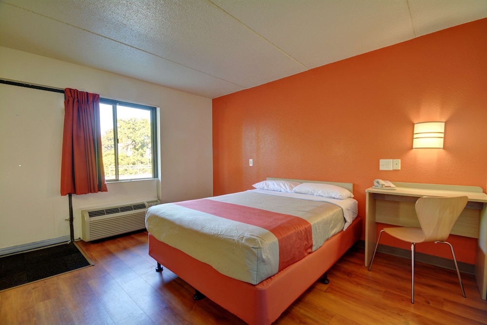 Motel6 Chicopee, MA - Springfield 13/37