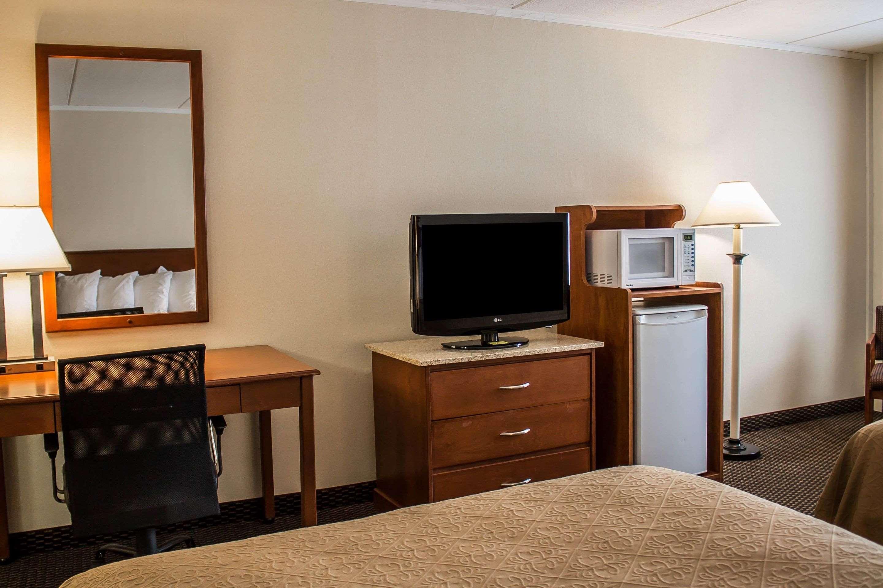 Rodeway Inn & Suites Youngstown 55/60