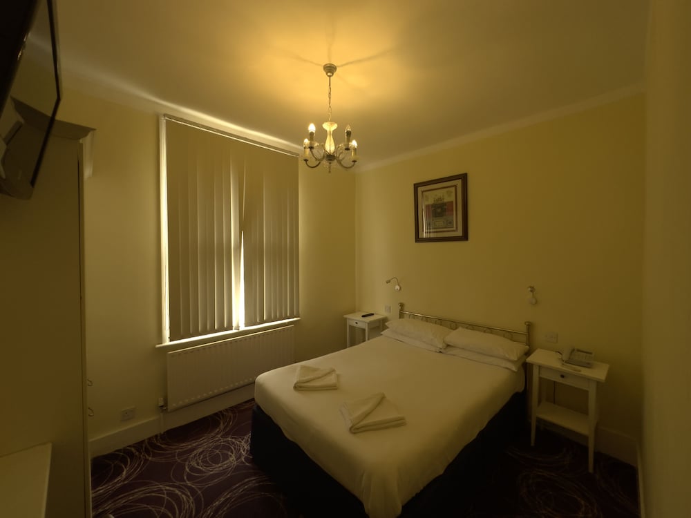 Manor Hotel 27/58