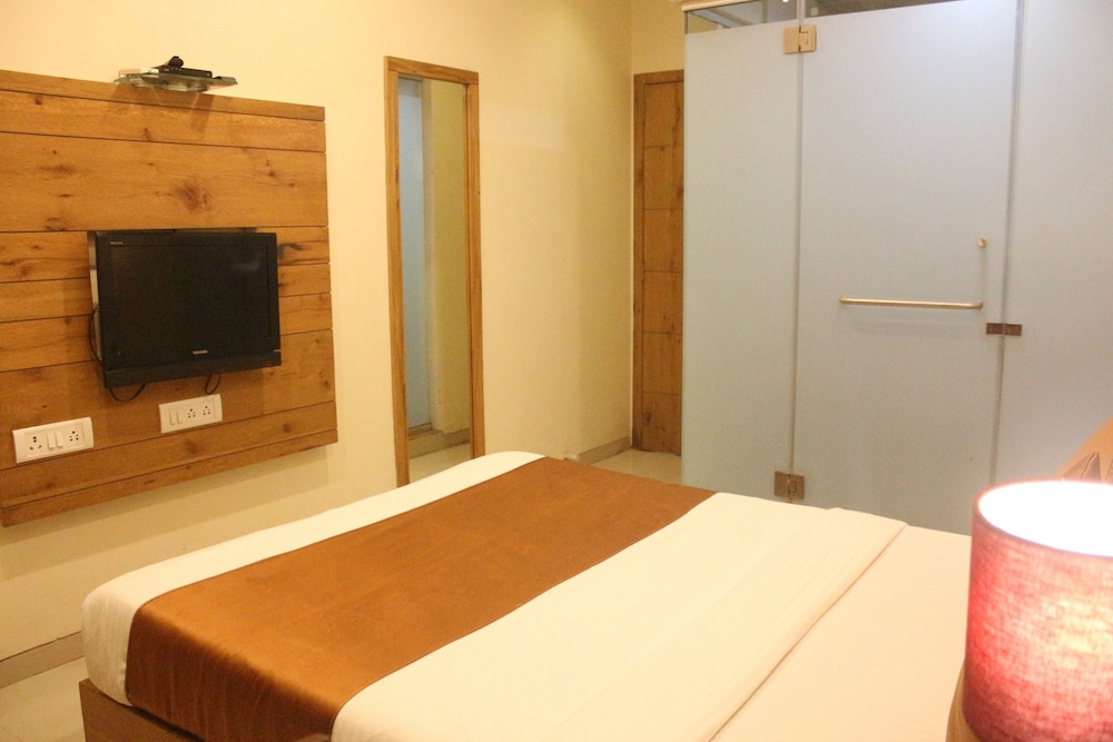 Hotel Grandeur Mumbai 12/23