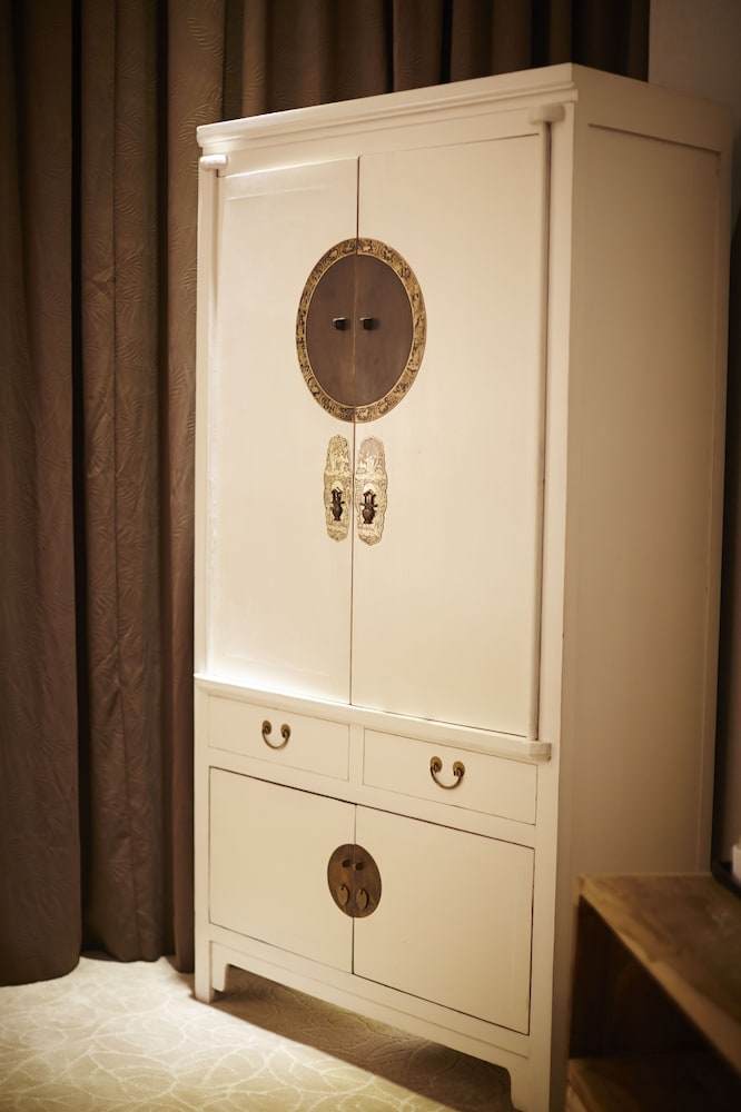 1825 Gallery Hotel 10/50