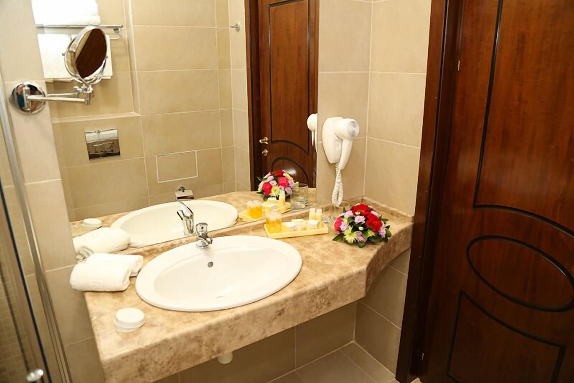 جناح بسرير كينج بشرفة مع أريكة، Hotel Carmen 2/2
