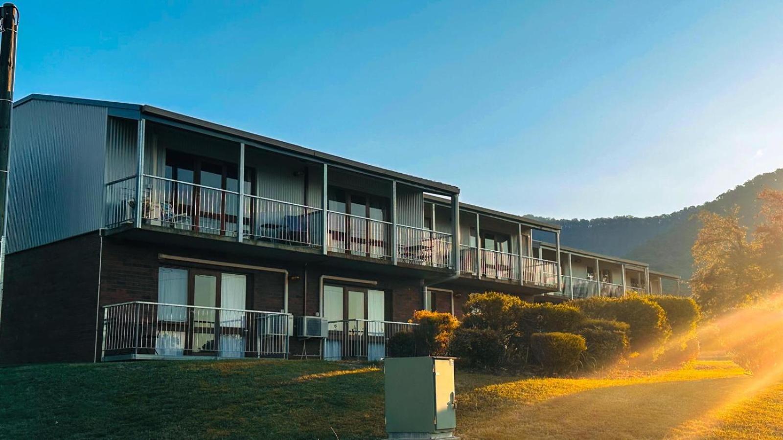 MOUNTAIN CREEK MOTEL 5/50