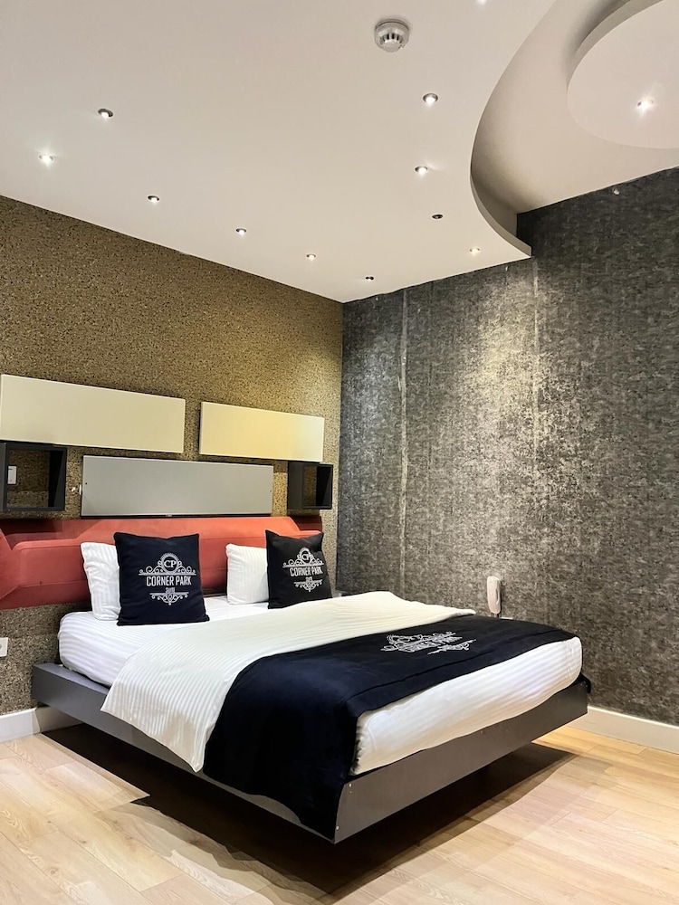 Corner Park Suites 14/50