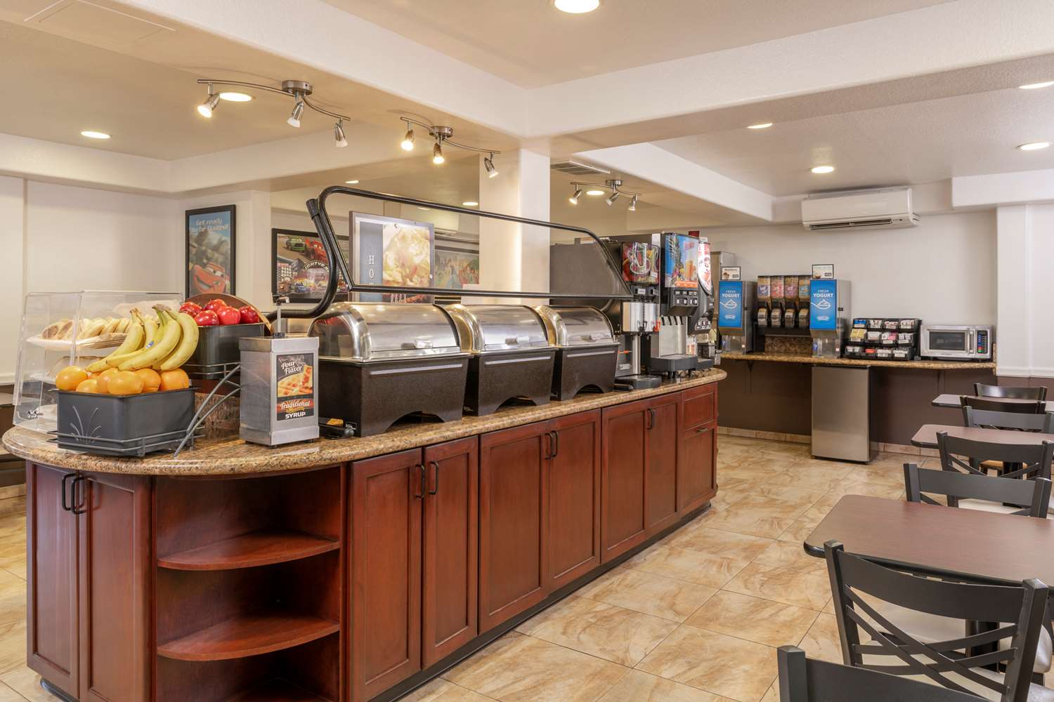 Best Western Plus Raffles Inn & Suites 25/34