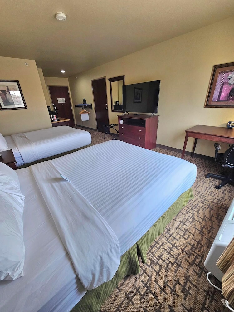 Cobblestone Inn & Suites - Clintonville 13/50