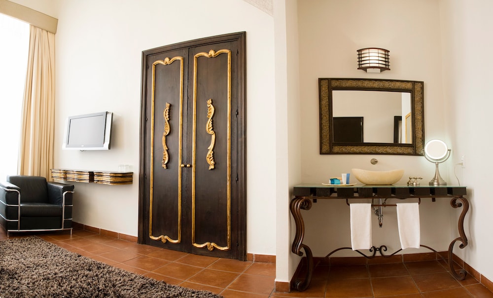 Herencia Hotel By Hosting House 49/50