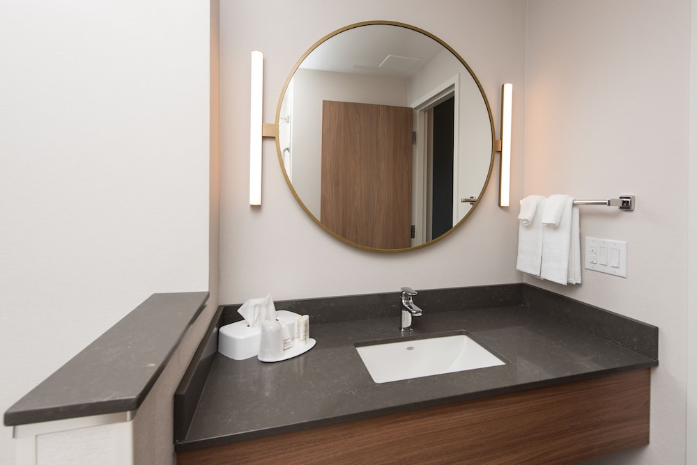 Fairfield Inn & Suites by Marriott Penticton 48/50