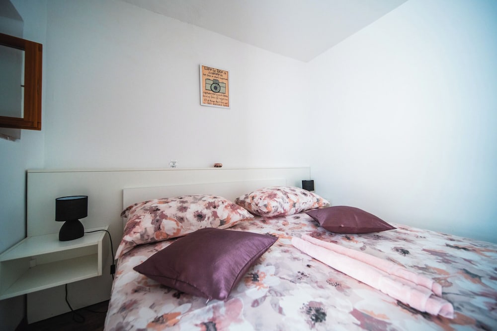 Studio, Queen Bed