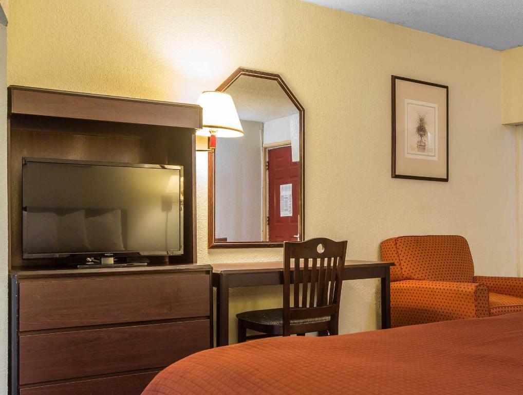 ROOM, KING BED