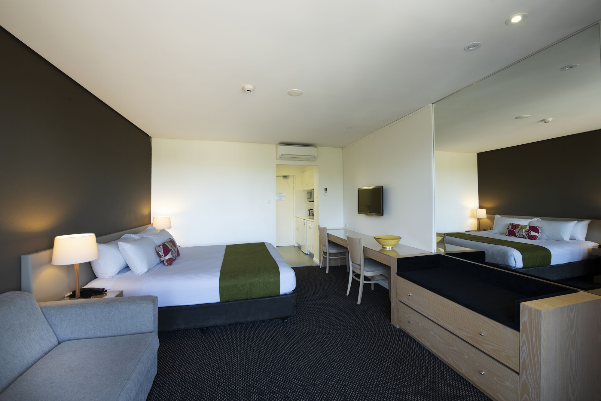DELUXE, STUDIO, QUEEN BED