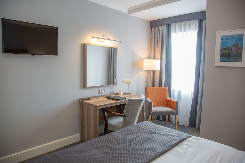 WESTLODGE HOTEL 6/34