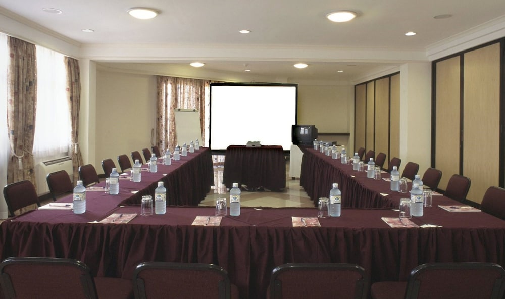 Royal Court Hotel 33/38